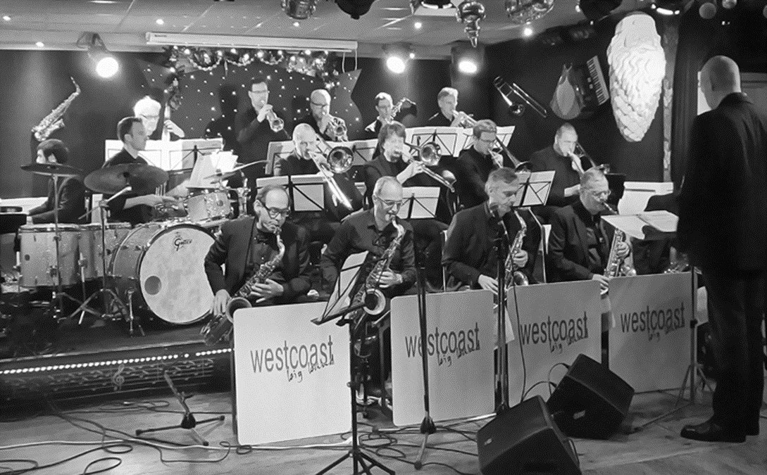 De West Coast Big Band met vibrafonist Frits Landesbergen.