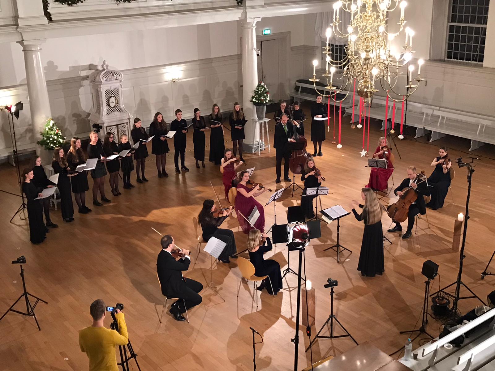 Koor- en orkestensemble Ars Musica maakt met kerst cd van nood een deugd