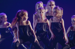Meisjes tijdens een dansvoorstelling