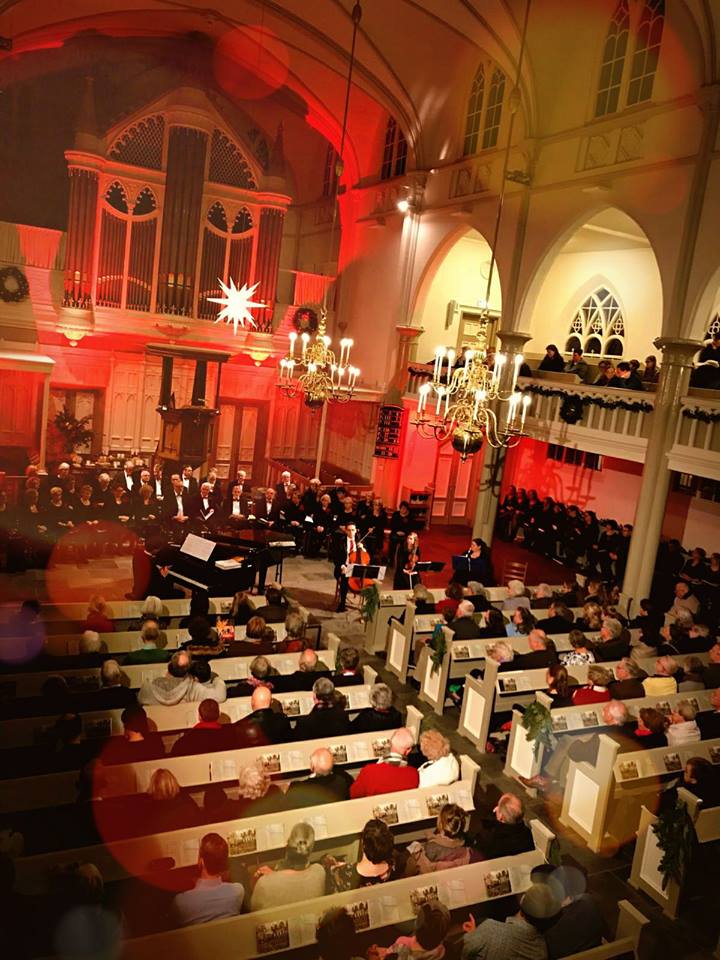 Kerstconcert: pianist Wouter Harbers met ruim 125 zangers
